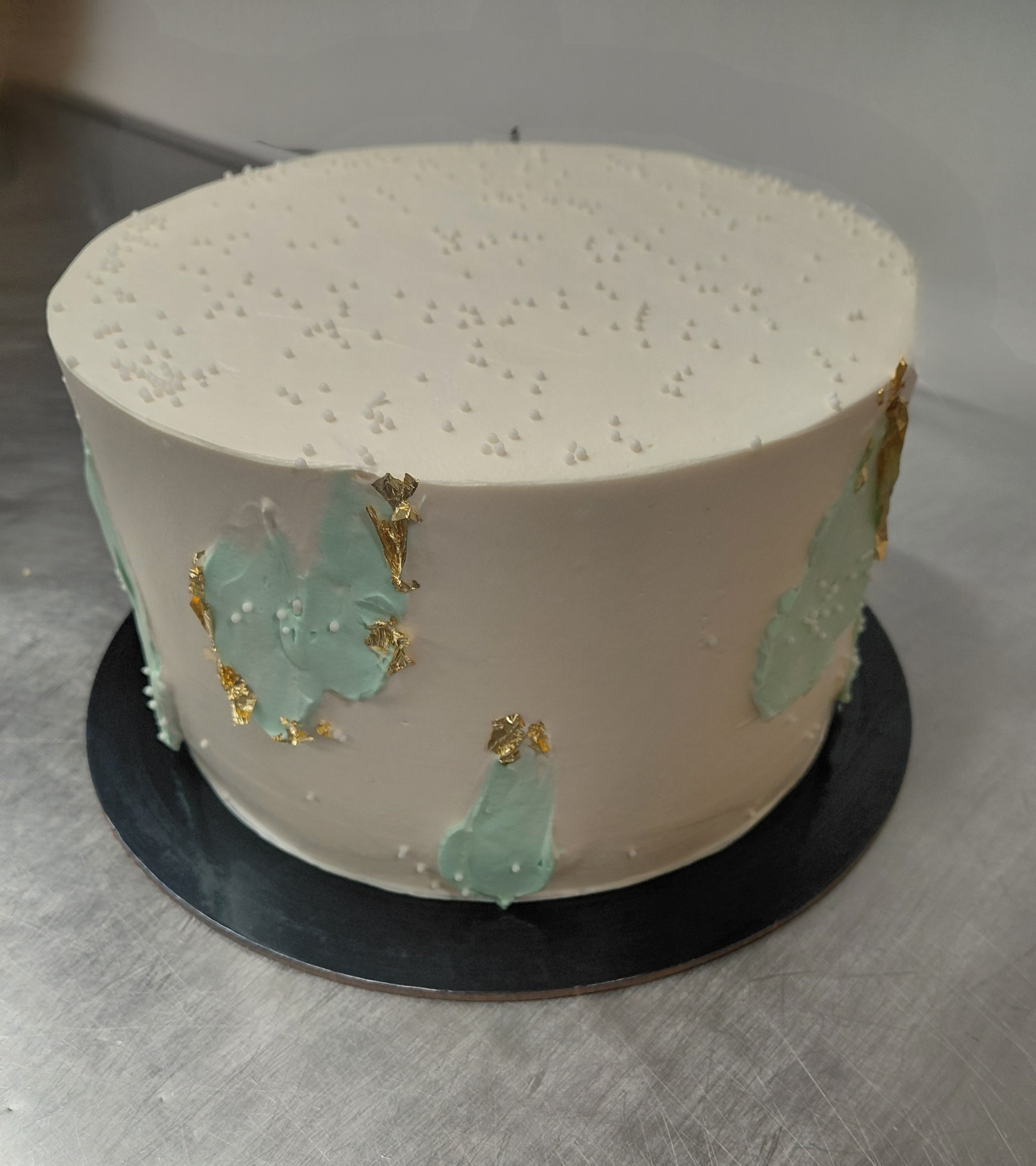 Torte „Golden Leaf Elegance“ – Moderne Torte mit Blattgold, Farbakzenten & Perlen
