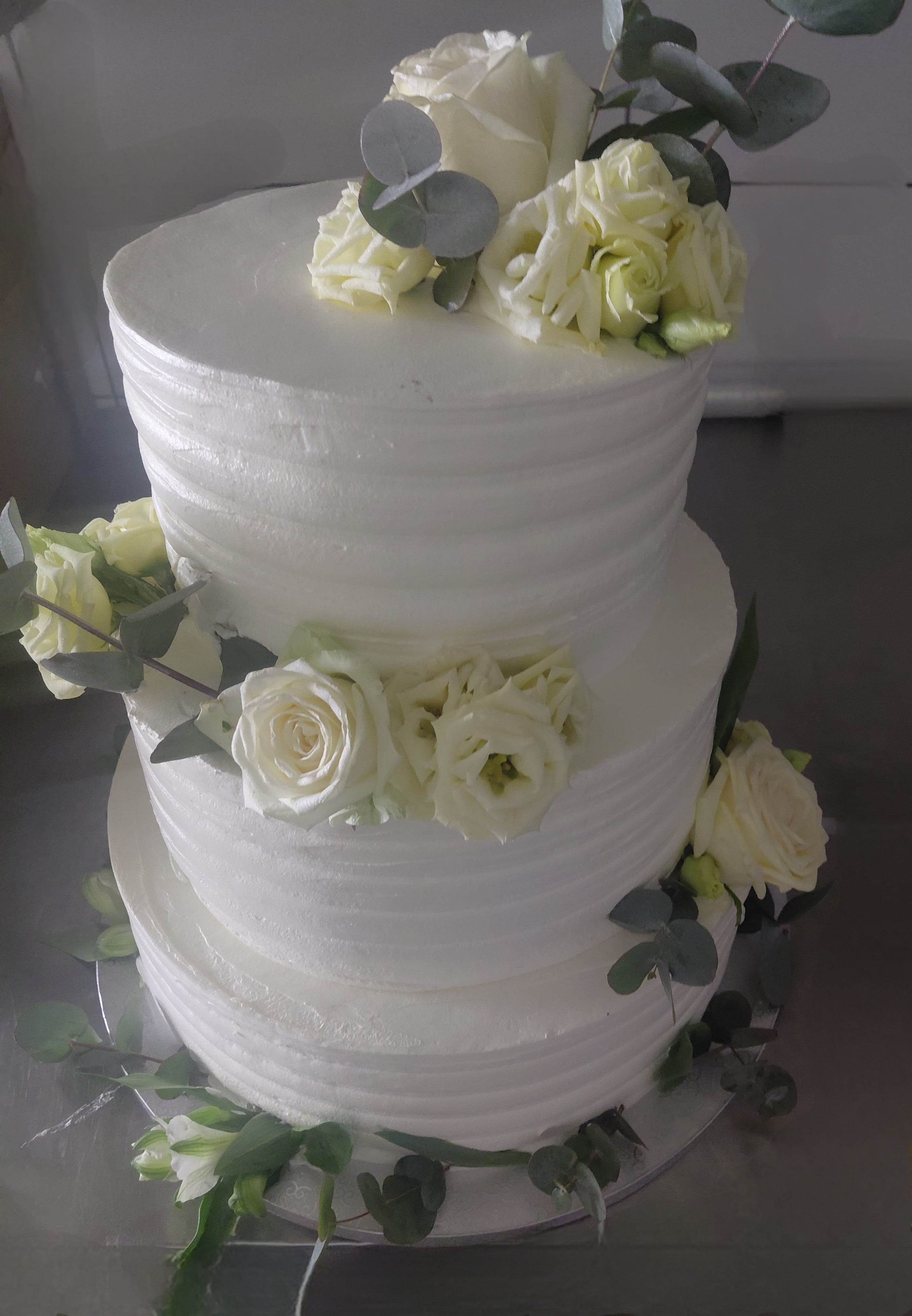Hochzeitstorte „White Texture“ – Moderne Hochzeitstorte mit weißen Rosen & Eukalyptus