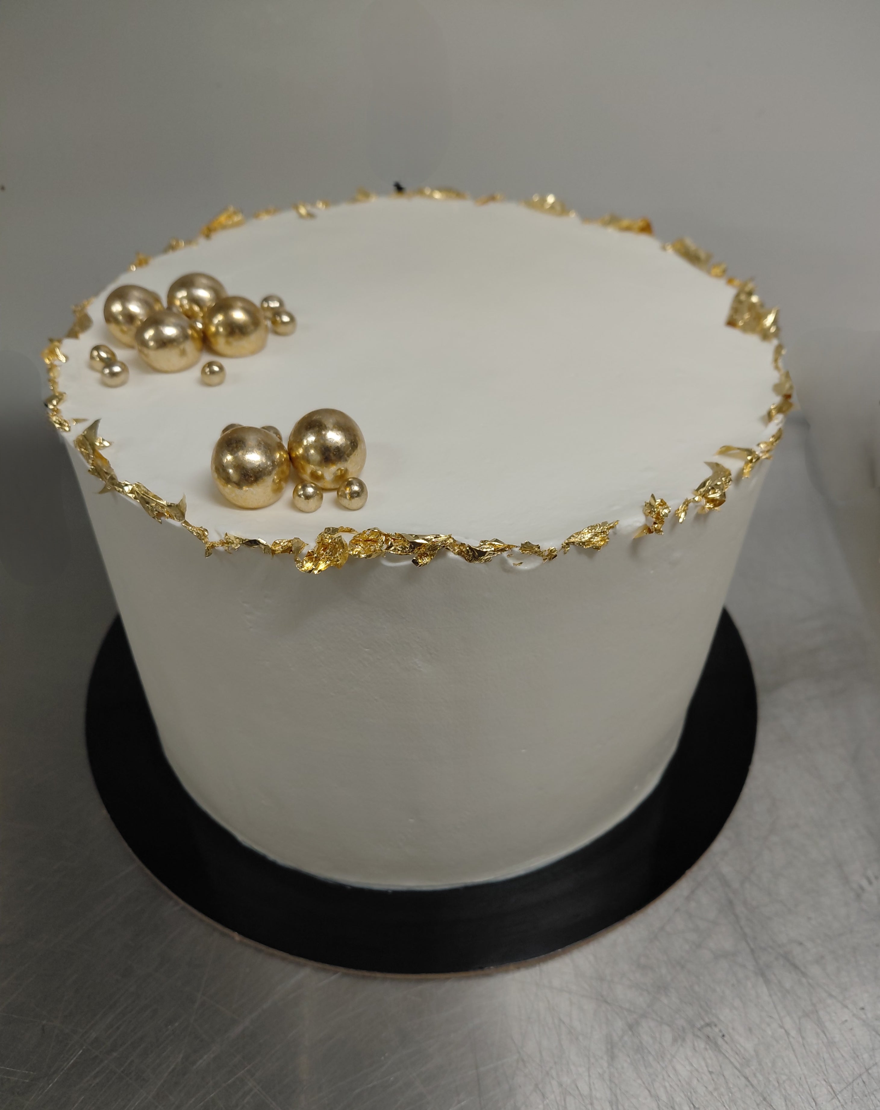 Torte „Golden Pearl“ – Elegante Torte mit Blattgold & goldenen Perlen
