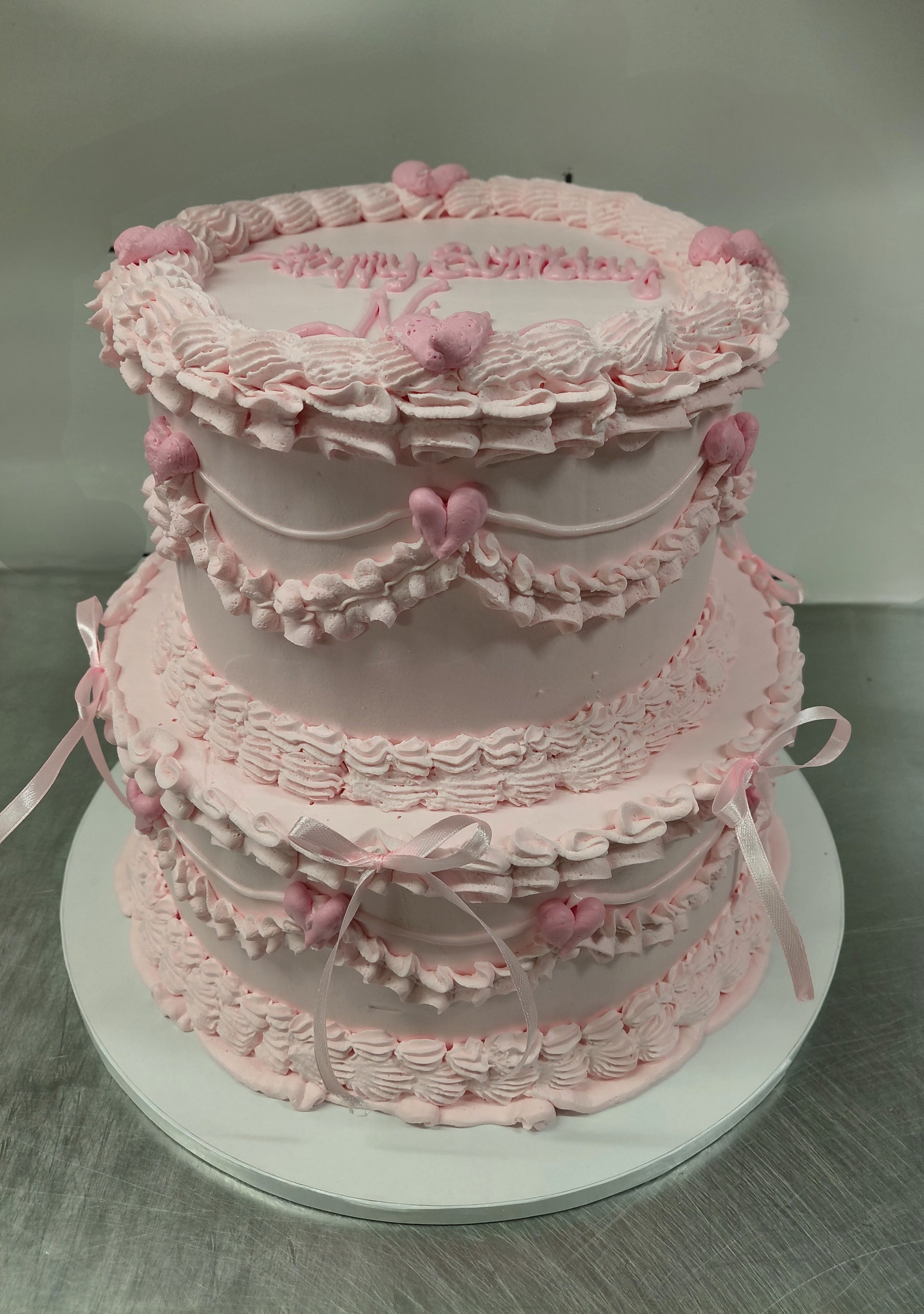 Hochzeitstorte „Vintage Lambeth Romance“ – Romantische Hochzeitstorte im Lambeth-Stil