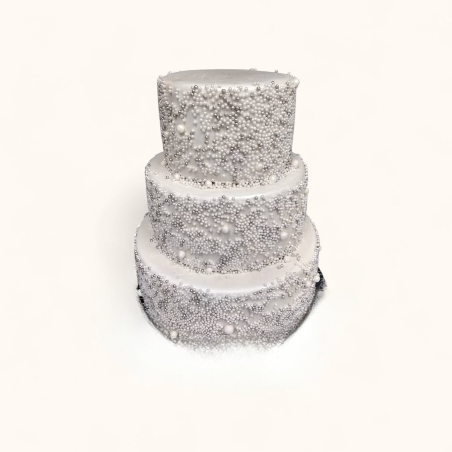 Hochzeitstorte „Pearl Elegance“ – Dreistöckige Hochzeitstorte mit Perlen-Design