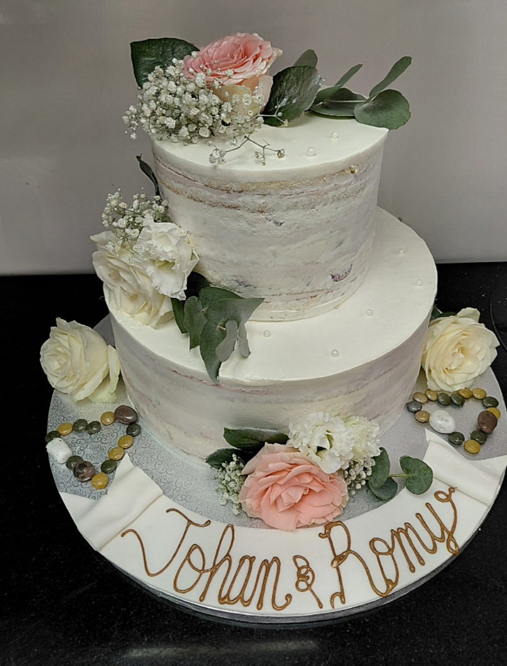 Hochzeitstorte „Romantic Garden“ – Halb Naked Hochzeitstorte mit frischen Blumen