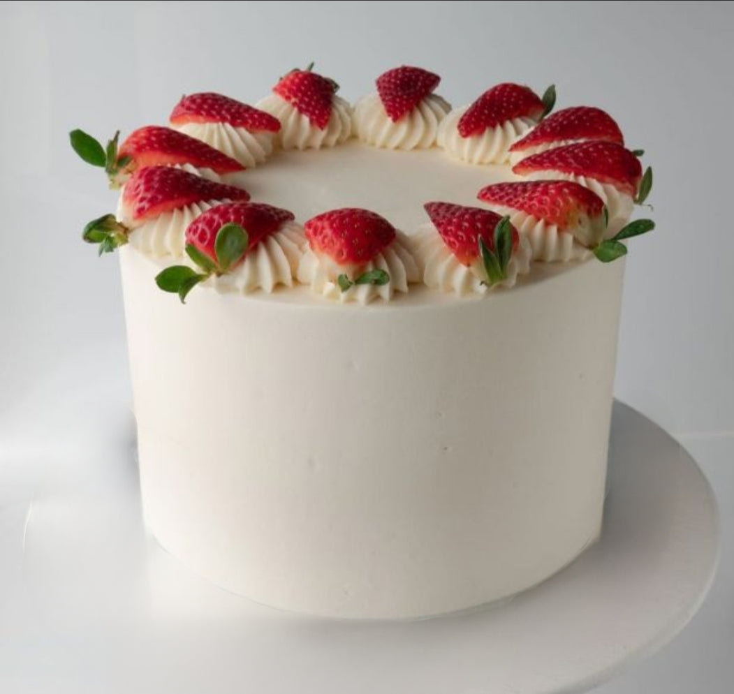 Erdbeer Elegance – Geburtstagstorte mit frischen Erdbeeren