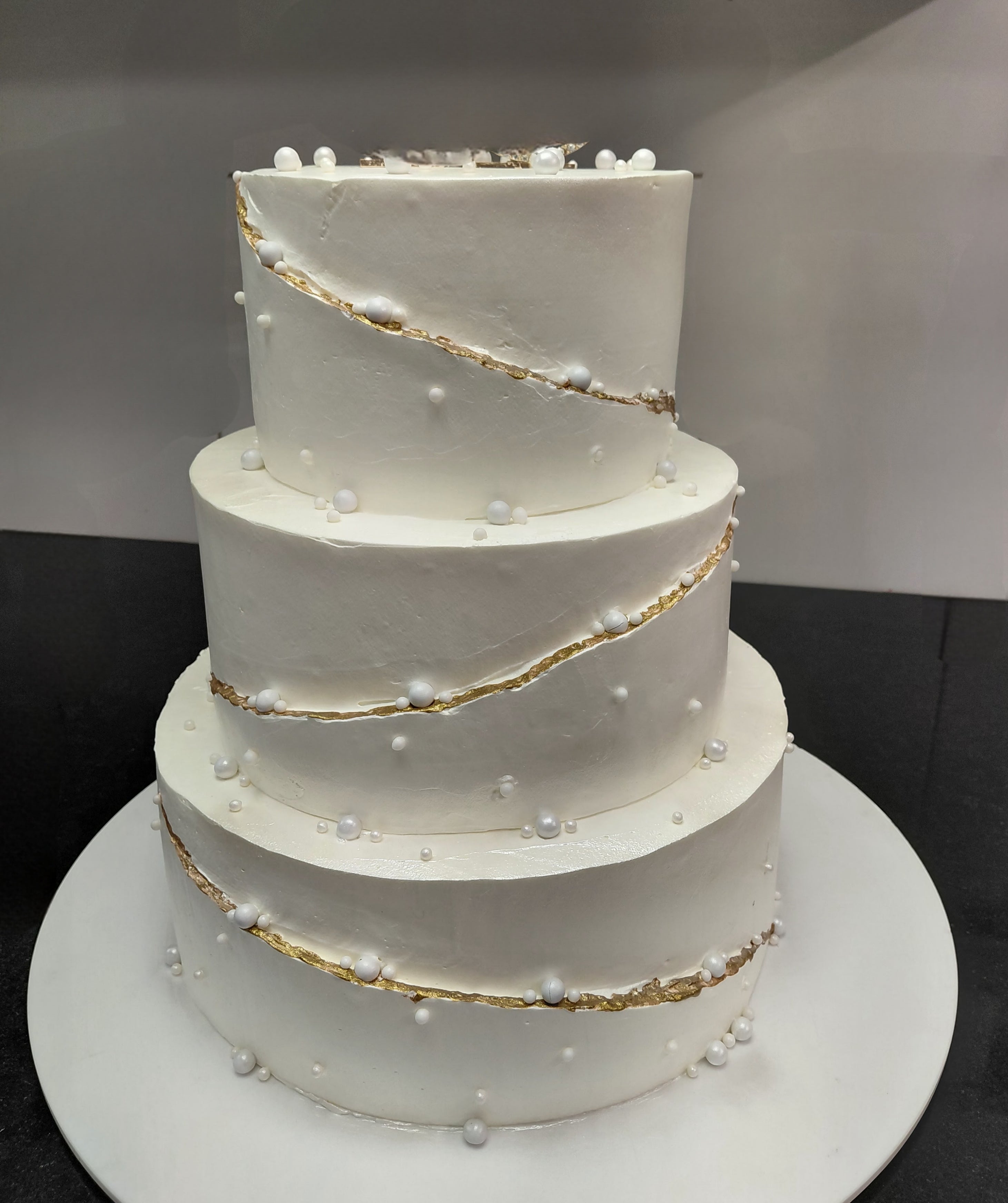 Hochzeitstorte „Golden Pearl Harmony“ – Luxuriöse Hochzeitstorte mit Gold & Perlen