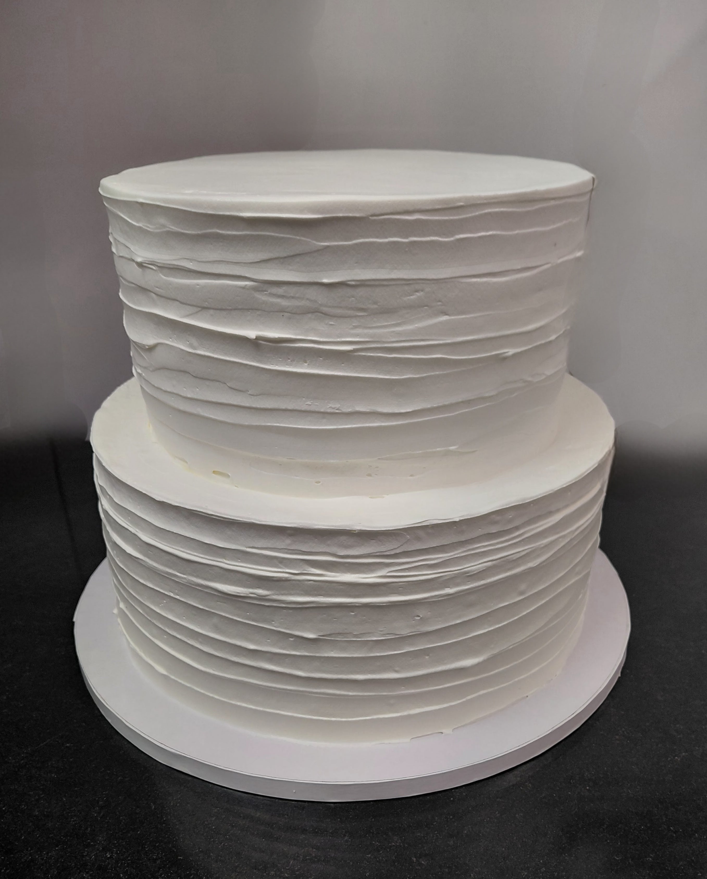 Hochzeitstorte „Modern Texture Elegance“ – Minimalistische Hochzeitstorte mit Struktur