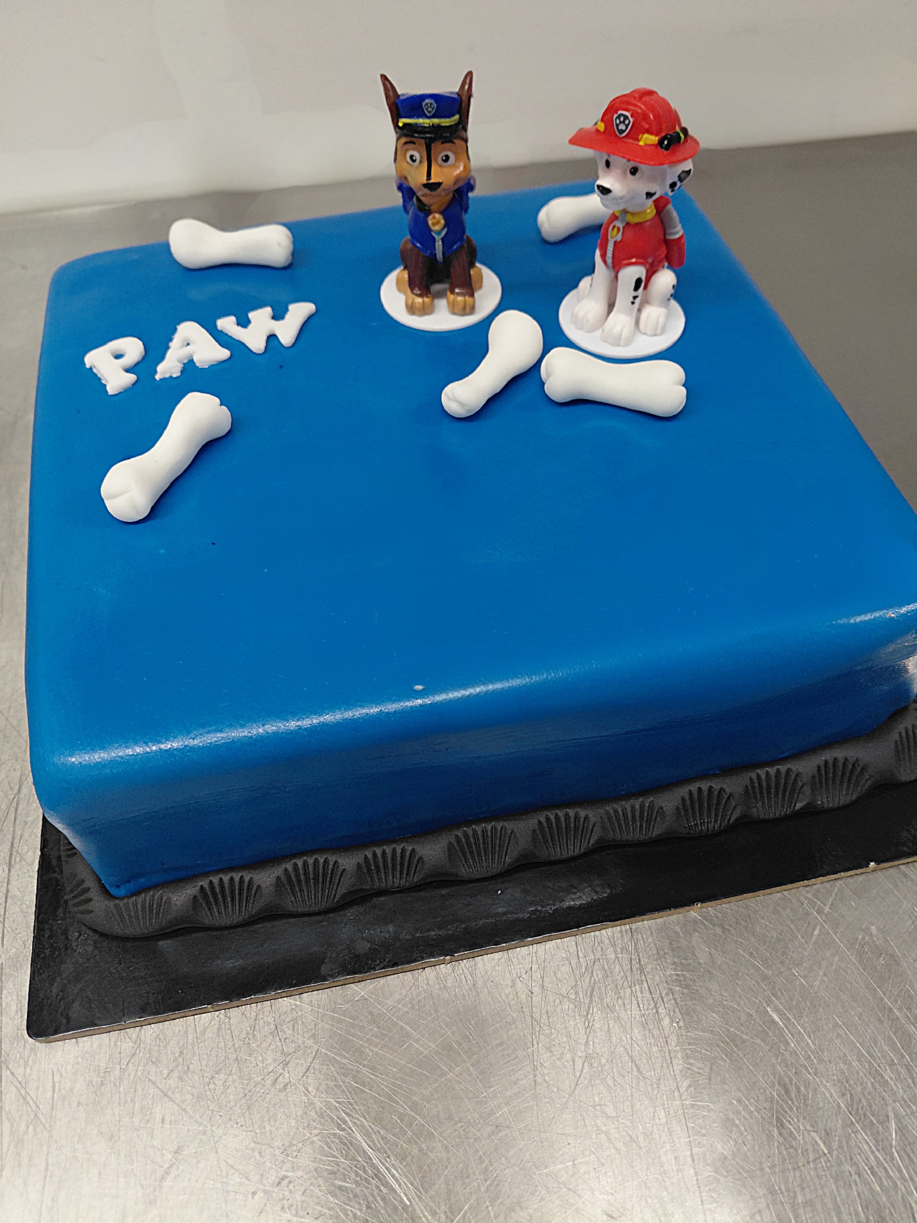 Hundehelden Kindergeburtstagstorte aus Fondant in Blau