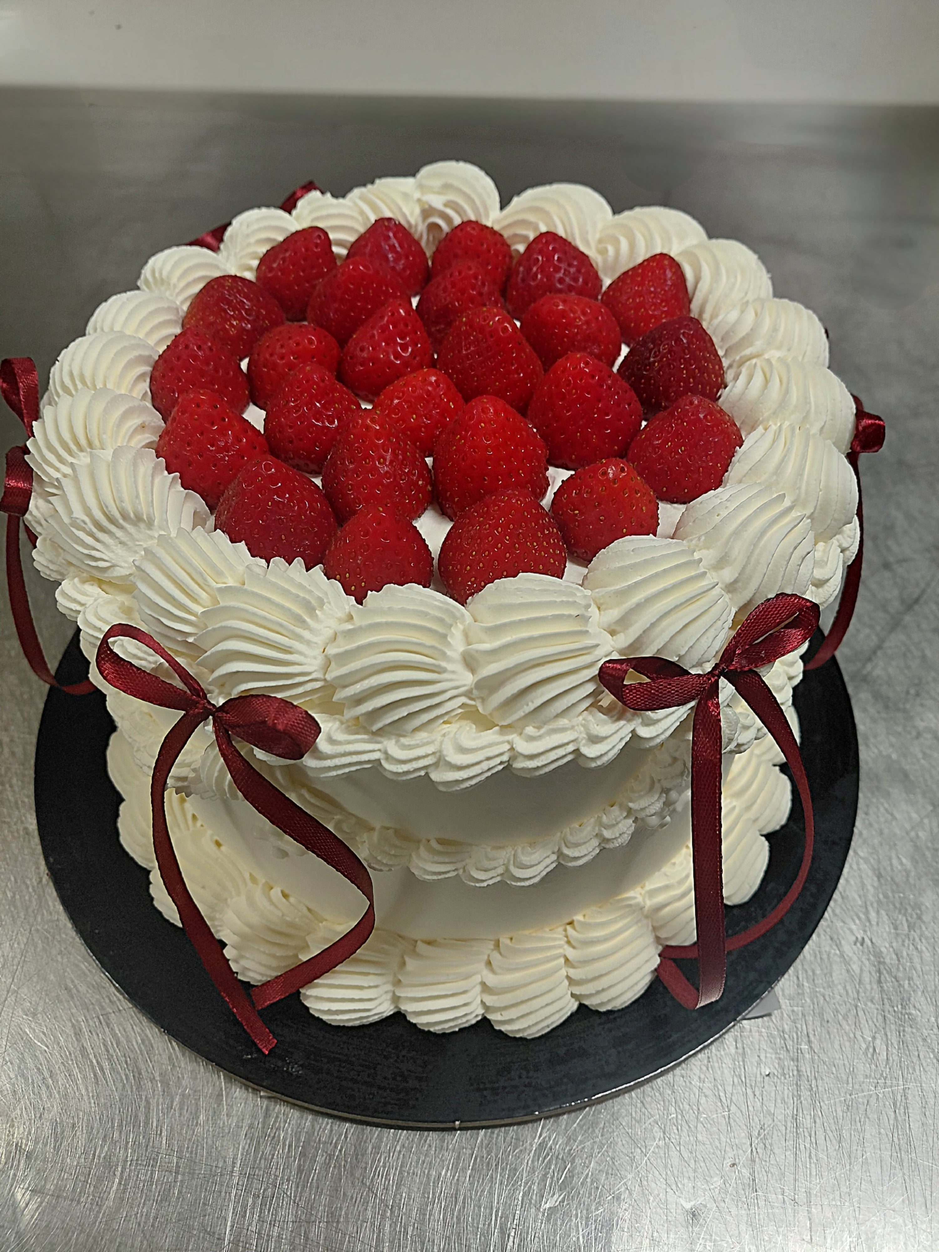 Erdbeer Sahnetorte mit Schleifen