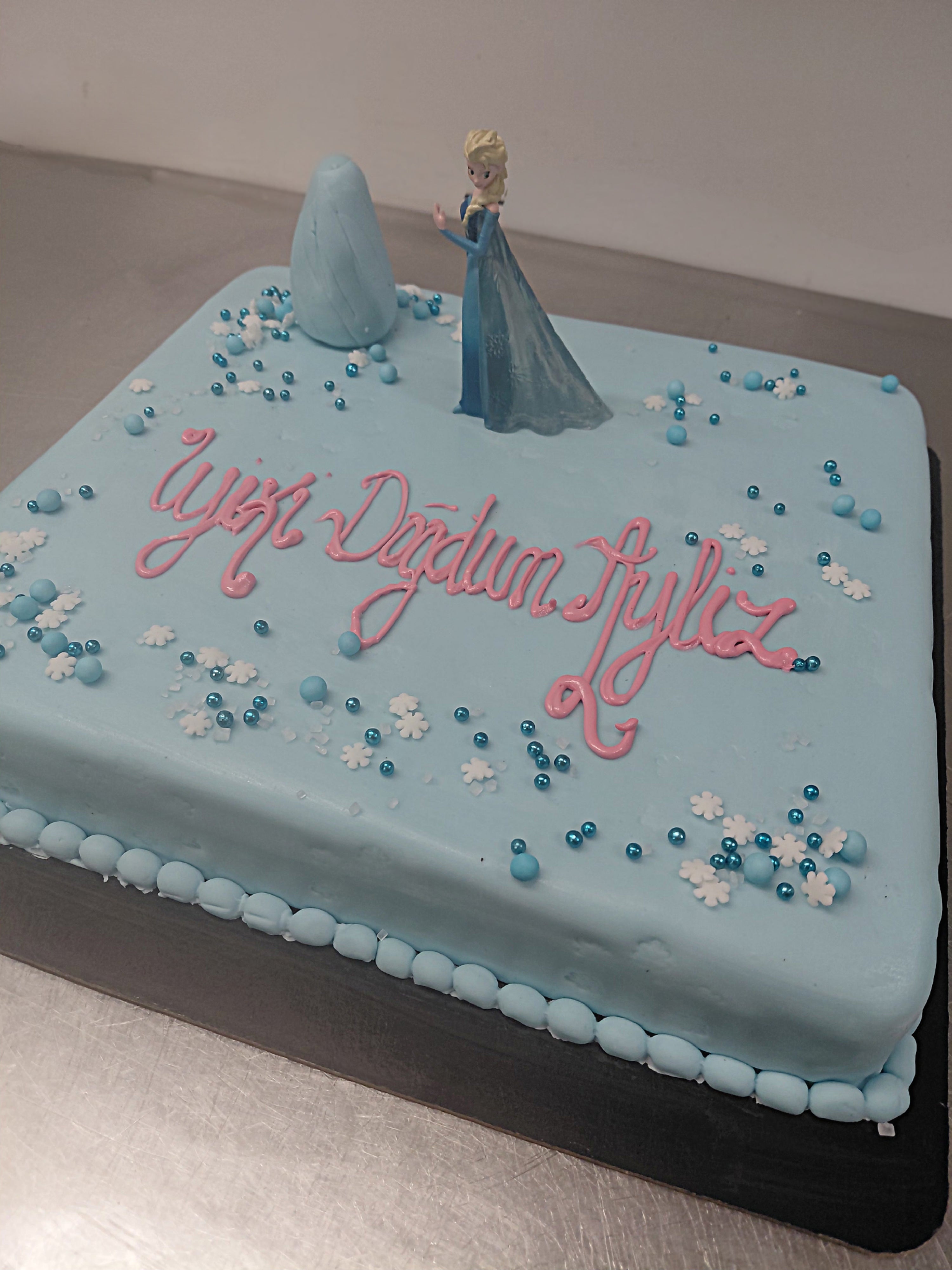 Eiskönigin Geburtstagstorte aus Fondant