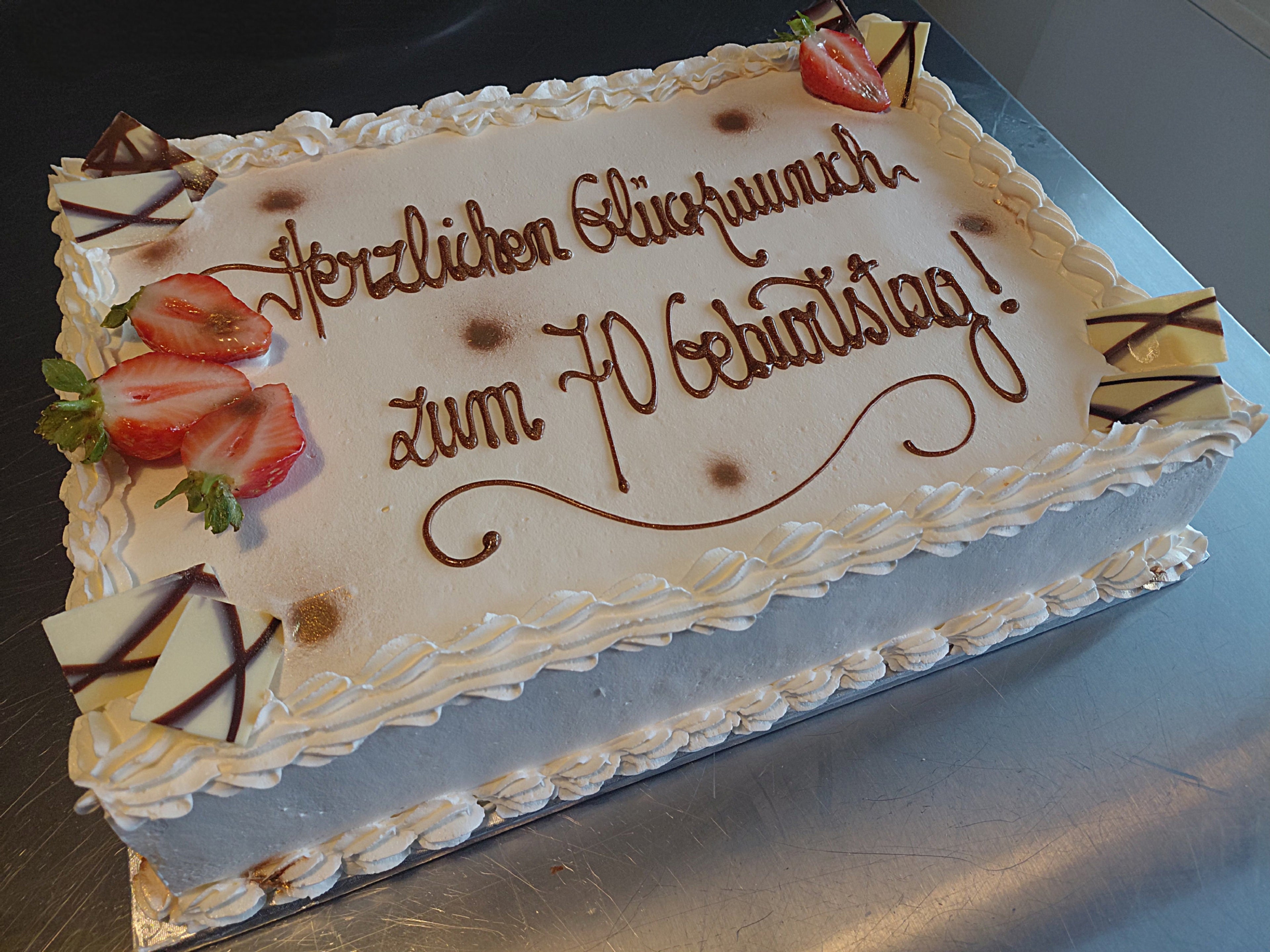 Klassische Geburtstagstorte mit Schokolade & Früchten